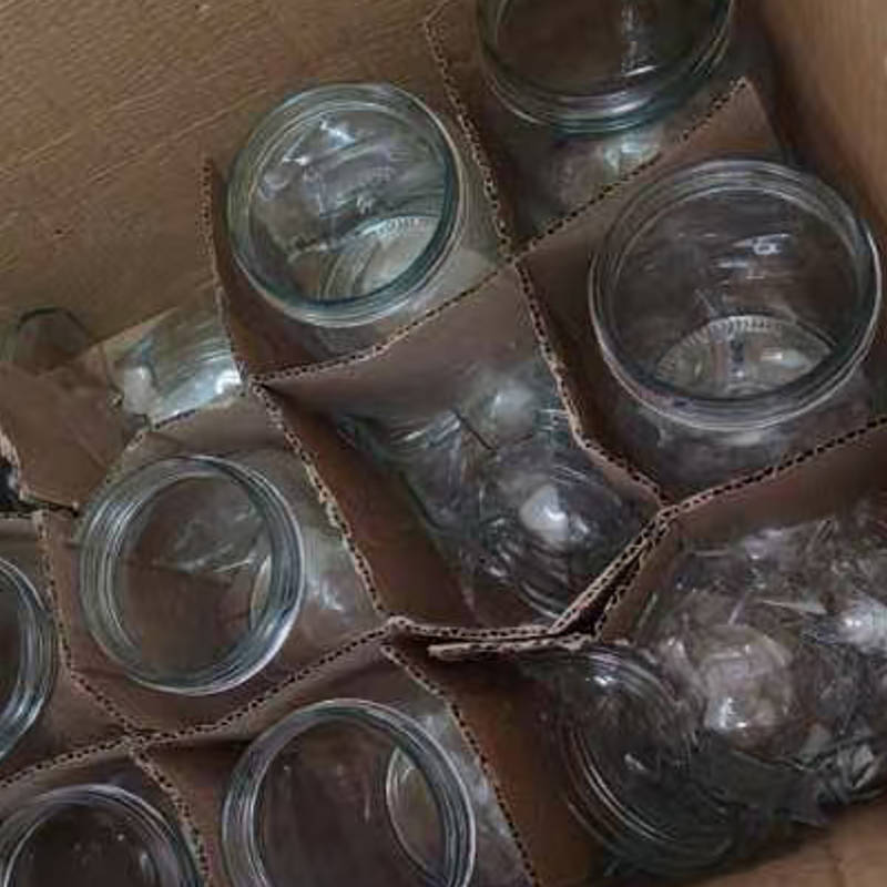 broken glass vase shipping damage pain point Broken glass vase caused by poor packaging during shipping, a common supply chain pain point resolved by Weipan Studio.