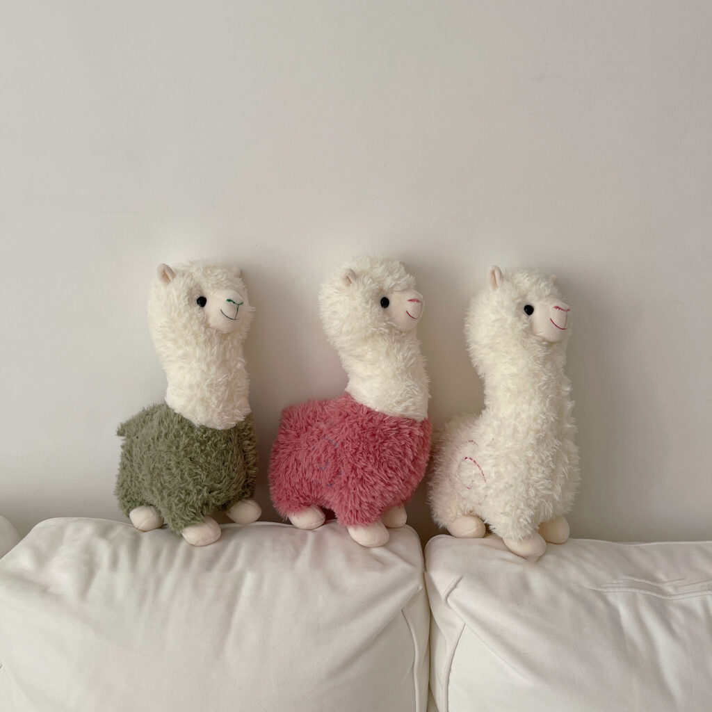 High-quality fluffy alpaca plush doll available for wholesale sourcing.