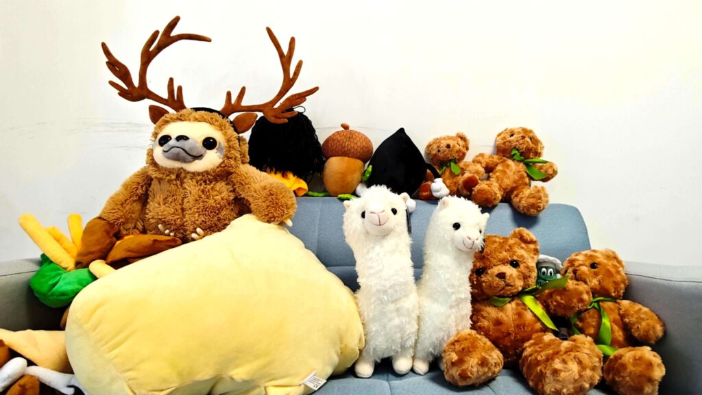 Weipan Studio: Your supply chain partner for glass vases, plush toys, and gift packaging.